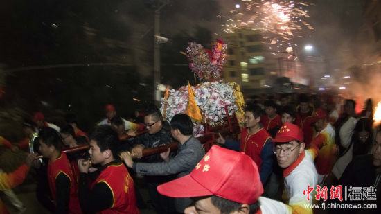 當(dāng)媽祖金身從民宅到上英宮，從上英宮回鑾湄洲媽祖祖廟，一路上萬(wàn)人簇?fù)碜o(hù)駕，浩浩蕩蕩。 王文賢 攝