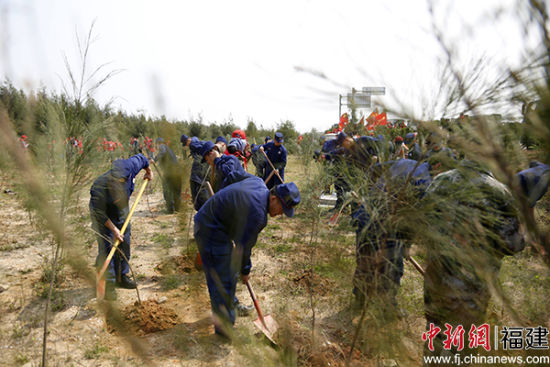 圖為森林消防員參加植樹活動(dòng)。 .jpg