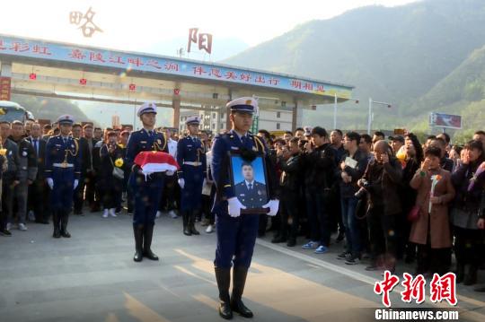 略略陽(yáng)民眾在高速略陽(yáng)出口迎接英雄“回家”。視頻截圖