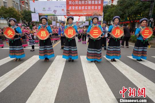 身著盛裝布依族同胞迎接游客。　賀俊怡 攝