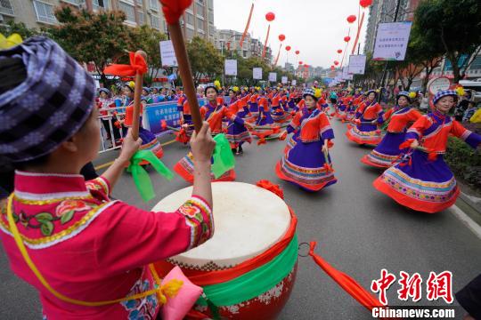 布依族同胞載歌載舞歡慶“三月三”?！≠R俊怡 攝