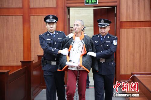 內(nèi)蒙古五人被殺案主犯李鵬飛一審被判死刑。張林虎 攝