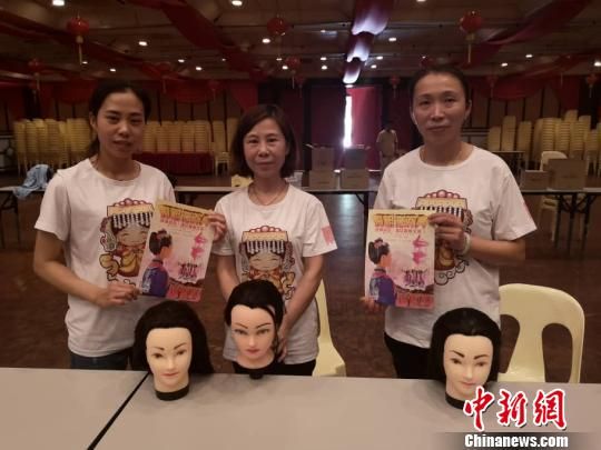 圖為巧手梳髻的湄洲女謝淑真、林玉桑及程珍珠合影。供圖