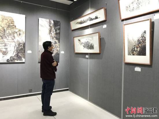 福州市于山堂內(nèi)，藝術(shù)愛好者正在品味書畫展作品的藝術(shù)韻味。林堅 攝