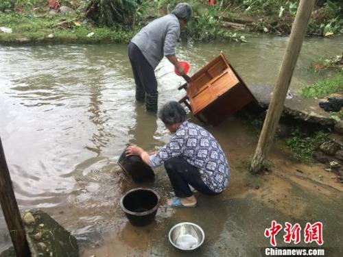 7月10日，武夷山星村鎮(zhèn)農(nóng)戶自救，正在清洗洪水淹沒的物品?！堺惥?攝