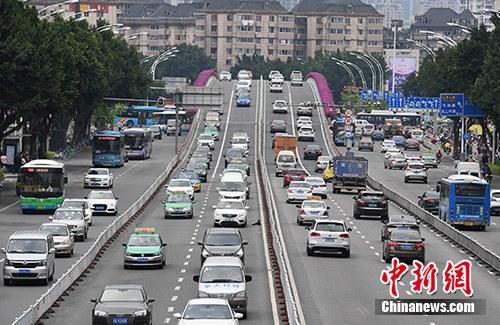 10月18日，福州市民駕駛機動車行駛在道路上。中國公安部交通管理局17日發(fā)布消息稱，截至2018年9月底，全國機動車保有量達3.22億輛，其中汽車保有量達2.35億輛，占機動車總量的72.91%。中新社記者 張斌 攝