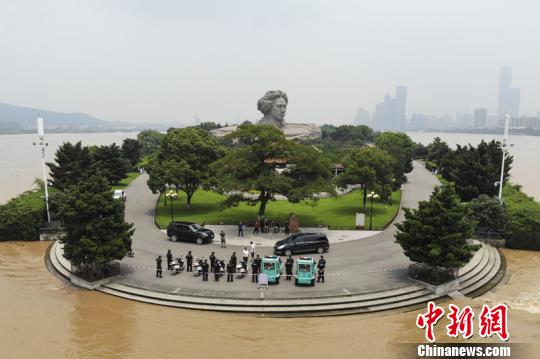 7月6日以來，湖南發(fā)生了入汛以來最強一輪降雨。圖為橘子洲頭親水步道及臺階被洪水淹沒?！钊A峰 攝