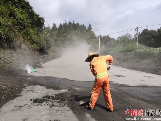 中午11時(shí)，養(yǎng)路工將路面清理干凈，恢復(fù)安全通行。余思煥 攝