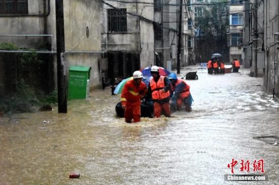 7月7日，受連日來強(qiáng)降雨影響，福建省三明市泰寧縣縣城出現(xiàn)嚴(yán)重內(nèi)澇，城區(qū)多處災(zāi)情頻發(fā)。當(dāng)?shù)叵谰仍块T接到警情后，迅速組織救援力量趕赴現(xiàn)場，用皮劃艇等工具安全轉(zhuǎn)移受困群眾百余人。中新社發(fā) 三明消防 供圖