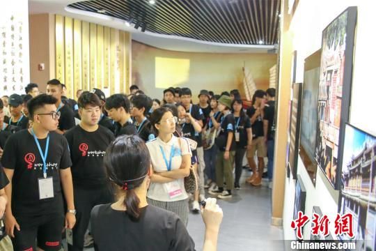 參與2019年晉江海峽兩岸大學生設計營的兩岸學子參觀晉江市展館，了解當?shù)亟?jīng)濟社會發(fā)展情況。　鐘欣 攝