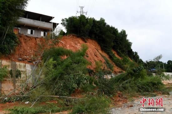 7月10日，連日來的強降雨導(dǎo)致福建省浦城縣多地發(fā)生山體滑坡。中新社記者 王東明 攝