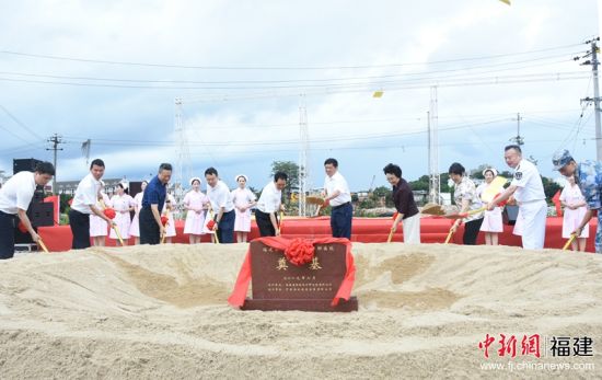 出席嘉賓為項(xiàng)目培土奠基。主辦方 供圖