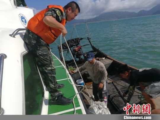 福州海警官兵在福州市連江縣苔菉鎮(zhèn)東洛島附近海域成功救助3名遇險(xiǎn)群眾?！↑S福 攝