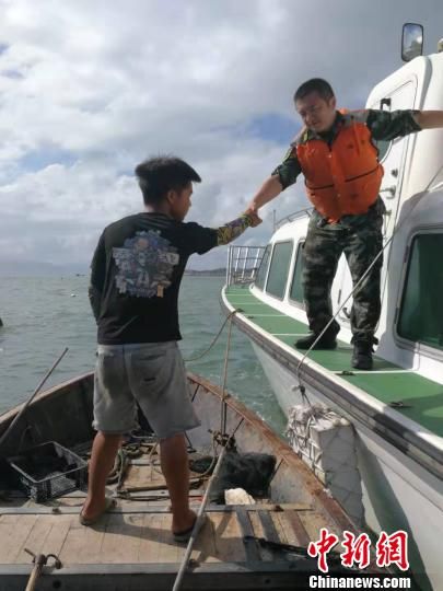 福州海警官兵在福州市連江縣苔菉鎮(zhèn)東洛島附近海域成功救助遇險(xiǎn)群眾?！↑S福 攝