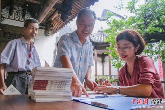 陳美者正在給讀者簽書。曹奧強 攝