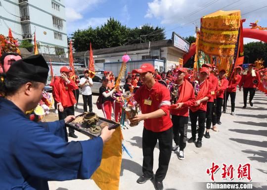 福州閩王廟前舉行會香儀式。　記者劉可耕 攝