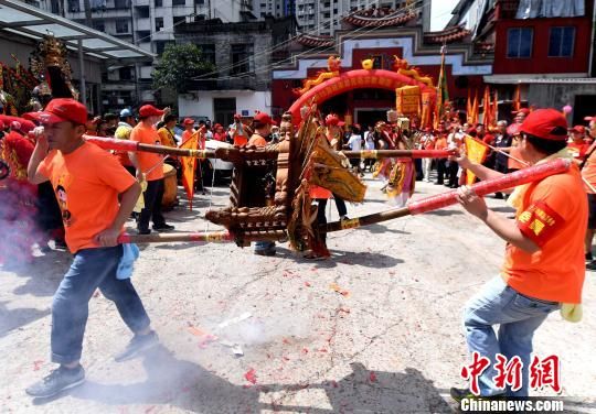 輪轎進香陣頭隊伍，動感十足?！∮浾邉⒖筛?攝