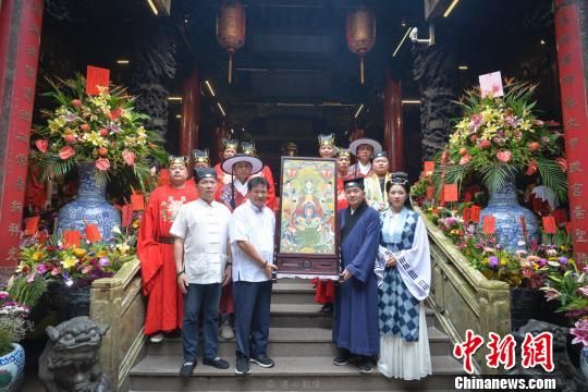 福州三坊七天后宮贈(zèng)與臺(tái)中大甲鎮(zhèn)瀾宮明朝風(fēng)格媽祖畫(huà)像。福州三坊七巷天后宮供圖