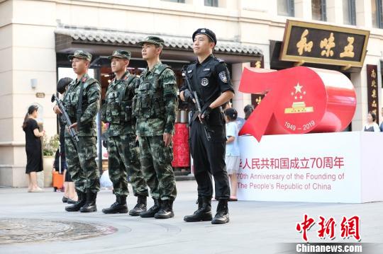 武警官兵在溫州市區(qū)重要街道聯(lián)勤巡邏 溫州武警供圖