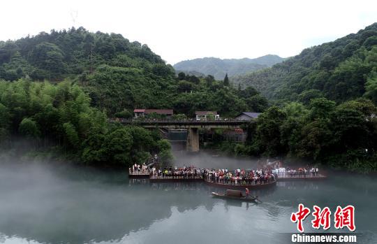 東江湖霧漫小東江風(fēng)光?！⊥ㄓ崋T 朱孝榮 攝