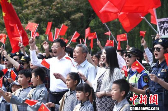 “穿越70年杭州快閃”活動在杭州西湖舉行?！堃?攝