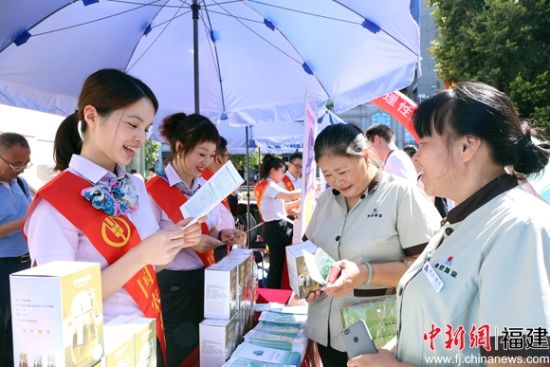 1、各參與機(jī)構(gòu)通過(guò)多樣化的特色方式，向來(lái)往市民普及金融知識(shí)與維權(quán)知識(shí)。林堅(jiān) 攝