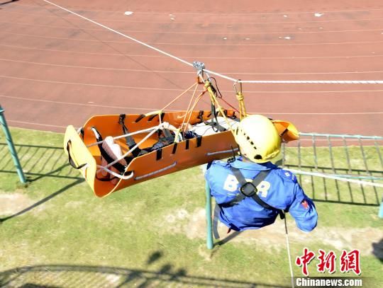 9月18日，福建省泉州市舉行第22次防空警報(bào)試?guó)Q暨人口疏散演練。圖為參演人員利用滑梯運(yùn)送傷員?！∨碛?攝