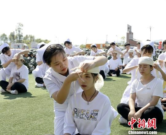 　　9月18日，福建省泉州市舉行第22次防空警報(bào)試鳴暨人口疏散演練。圖為參演人員進(jìn)行急救技能演示?！∨碛?攝