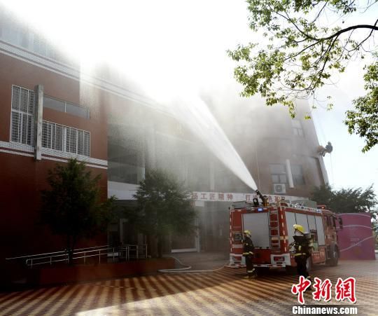 　　9月18日，福建省泉州市舉行第22次防空警報試鳴暨人口疏散演練。圖為無人機空投救援物質(zhì)?！∨碛?攝