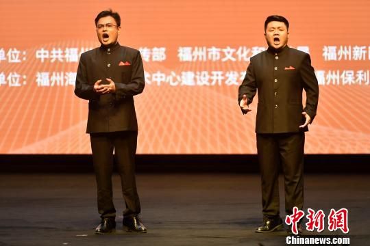 　　來自福州大學(xué)以及福州大司樂府的三位老師，李毅、羅希、龍沛，演唱《我愛你中國》?！蚊?攝