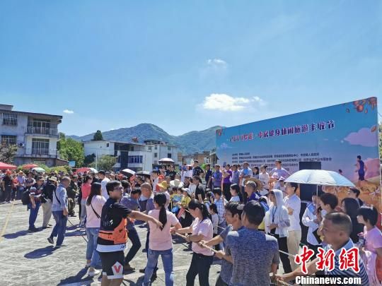 　　22日，2019羅源·中房健身休閑旅游豐收節(jié)暨古鎮(zhèn)探寶活動(dòng)在羅源縣中房鎮(zhèn)舉行。圖為拔河比賽現(xiàn)場(chǎng)。　俞洪標(biāo) 攝