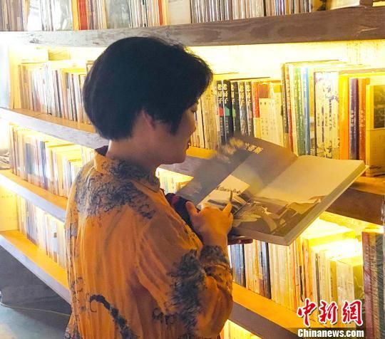 　　圖為先鋒廈地水田書店靜靜的綻放在金秋燦黃的水田中央?！×珠派?攝