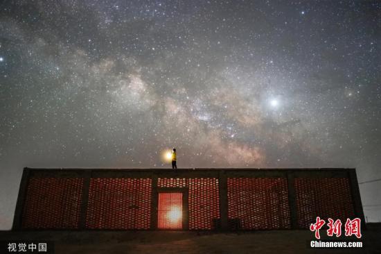 資料圖：葡萄晾房上遙望星空。王俊峰 攝 圖片來源：視覺中國