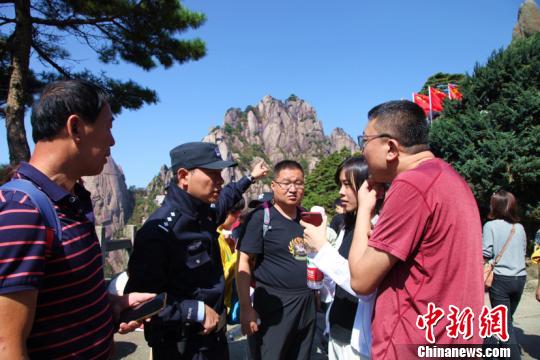 民警為游客答疑解惑 周耀斌 攝