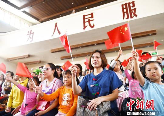 游客在廣東韶關(guān)仁化縣城口人民禮堂觀看革命歌曲傳唱演出?！〕叹皞?攝