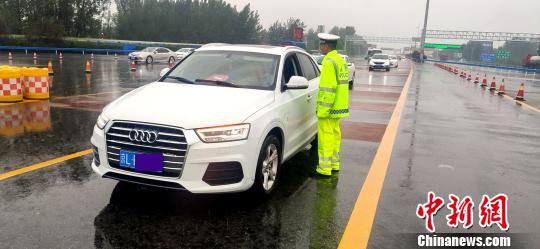 圖為高速交警在雨中執(zhí)勤 河南高速警方供圖