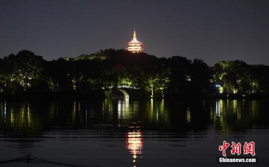 資料圖：西湖雷峰塔在入夜后亮燈。中新社記者 王剛 攝