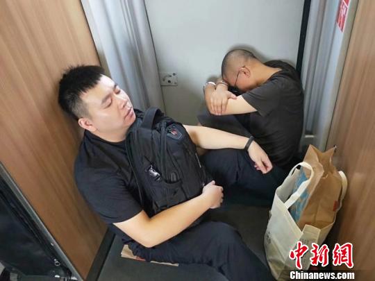 成功抓捕嫌疑人的淳安民警在回程火車上。　警方 供圖 攝