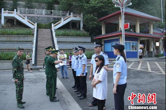 圖為中國(guó)警方向越南警方移交逃犯 鐘欣 攝