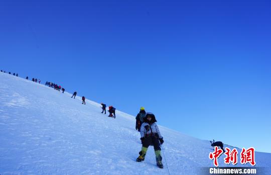 16日，第十七屆中國(guó)西藏登山大會(huì)在拉薩當(dāng)雄縣羊八井高山訓(xùn)練基地閉幕。圖為當(dāng)日天還未亮，來(lái)自中國(guó)各地的山友向海拔6010米的洛堆峰之巔發(fā)起沖擊。　張偉 攝