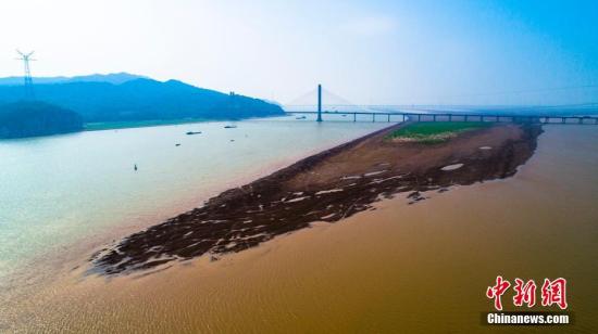 資料圖：2019年10月10日，江西九江湖口縣，往日被湖水淹沒的灘涂大面積顯露出來。7月下旬以來，江西降雨量比多年均值偏少近6成。李學(xué)華 攝