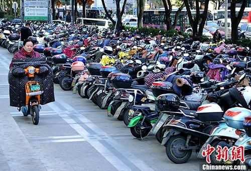 資料圖片為：1月16日，福州市民從停車場騎電動車準備出行。 中新社記者 張斌 攝