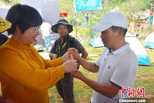 　　圖為游客體驗“魔術”。　林榕生 攝