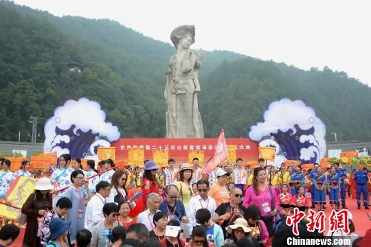 　　7000多位海內(nèi)外鄉(xiāng)親參加世界客屬第二十五次公祭客家母親河——汀江大典?！↓忲?攝