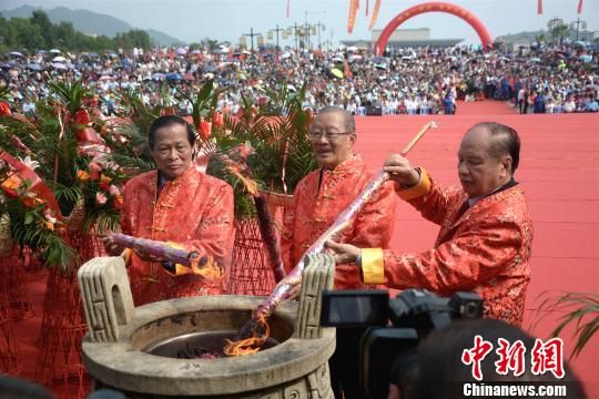 　　海內(nèi)外客家代表作為主祭人，在更衣、沐圣水、凈手后上香祭拜客家母親河?！↓忲?攝