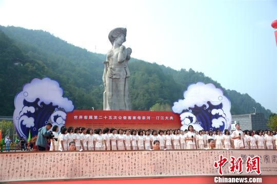 　　長汀青少年在祭拜儀式上朗誦《汀江客家母親賦》。　龔雯 攝