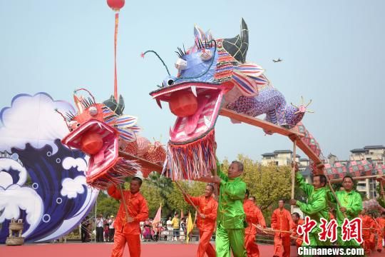 　　公祭大典現(xiàn)場(chǎng)進(jìn)行長(zhǎng)汀客家風(fēng)情文藝演出。　龔雯 攝