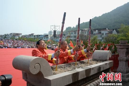 　　海內(nèi)外客家代表作為主祭人上香祭拜客家母親雕像。　龔雯 攝