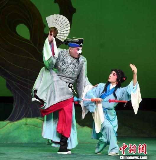 　　福建京劇院二級演員張飛飛(左)劇中飾演徐九經(jīng)?！∮浾邉⒖筛?攝