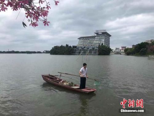 　　工作人員在木蘭溪上打撈垃圾。 冷昊陽(yáng) 攝